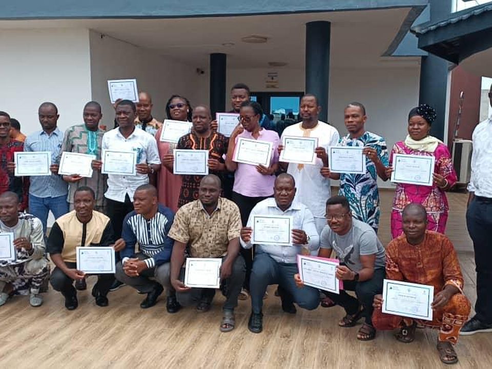 Participants d'une formation organisée par l'AfWASA, certificats en main