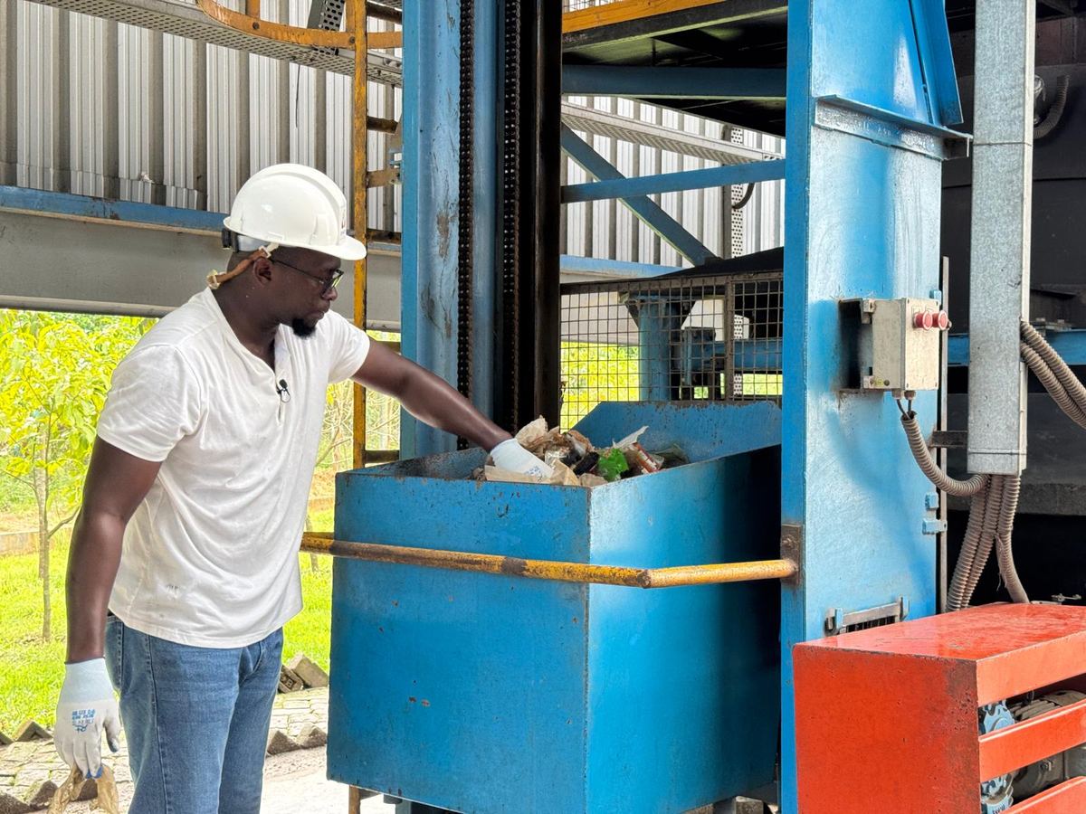 Technicien en casque de chantier inspectant un équipement de traitement