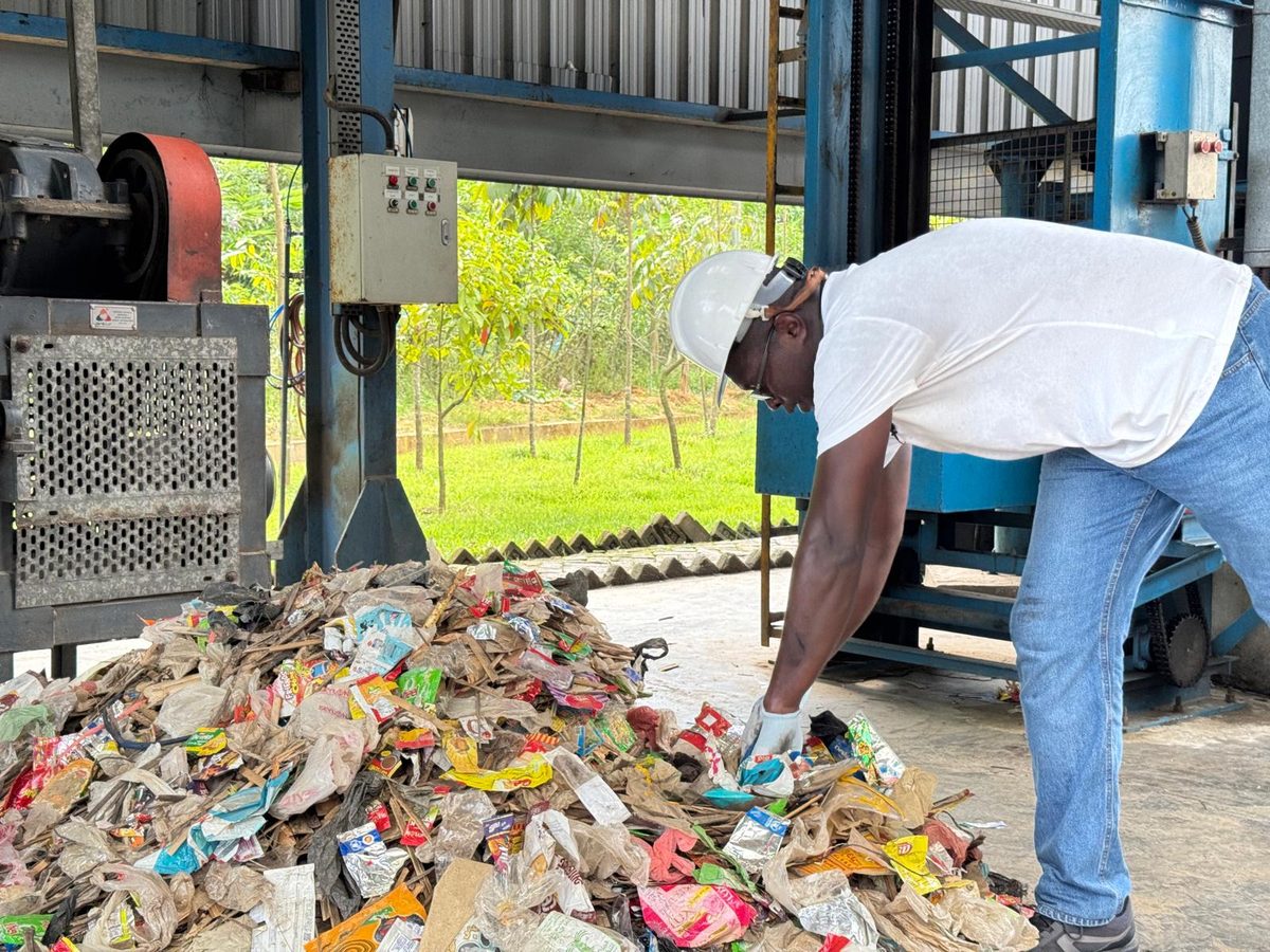 Mansour Fall examinant un lot de déchets plastiques et papiers avant valorisation